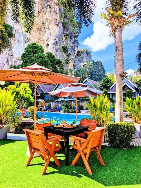 Outdoor tables beneath cliffs at Diamond Cave Resort