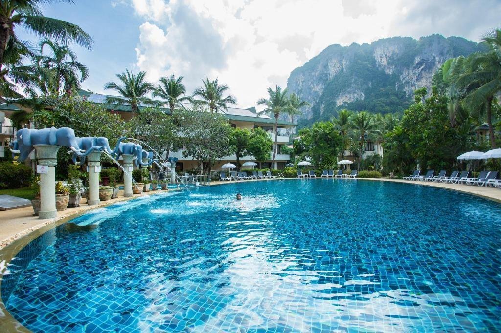 Pool and mountain backdrop at Golden Beach Resort