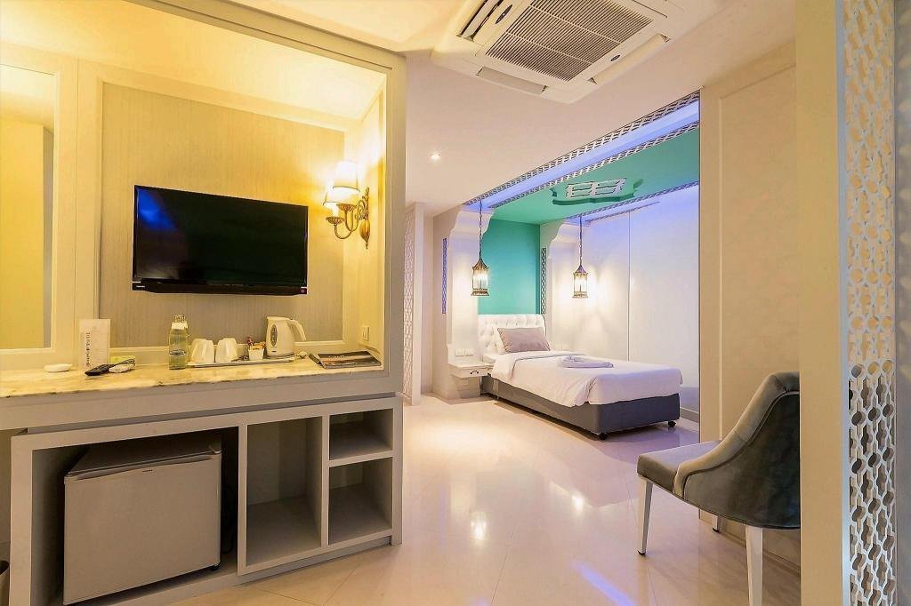 Bedroom and washbasin area at The Verandah Hotel